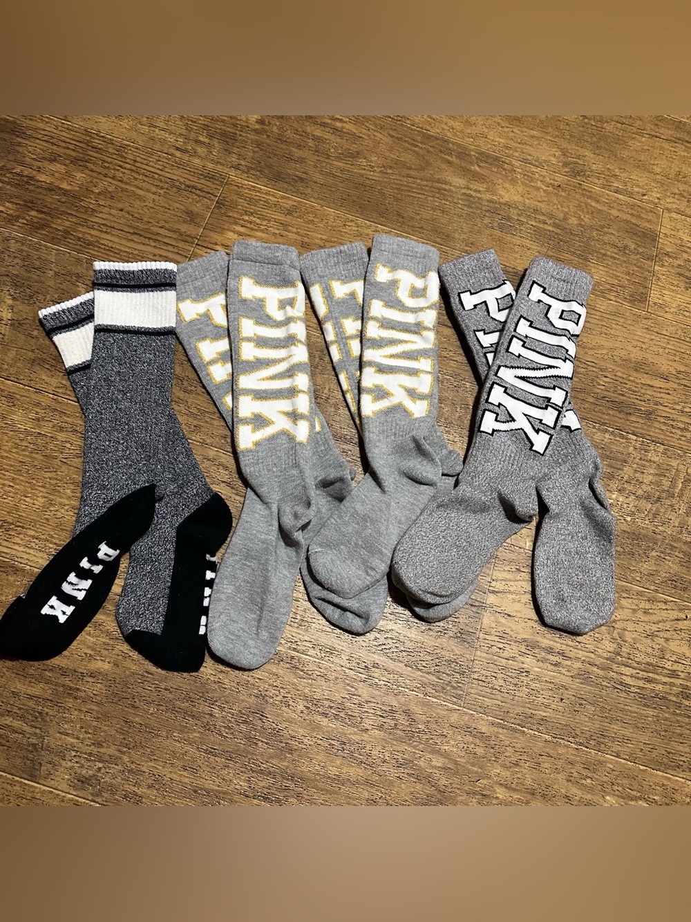 VS PINK VARSITY KNEE HIGH SOCKS
